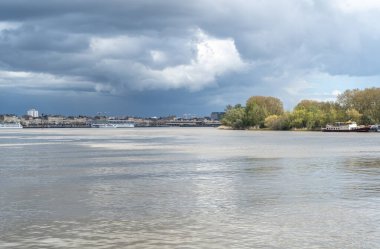 Bordeaux, Fransa, 17 Nisan 2024: Bahar yağmurundan sonra Garonne Nehri seti, Bordeaux manzarası, tarihi binalar, parklar, Fransa sokakları, eski Avrupa kenti, editoryal görüntü