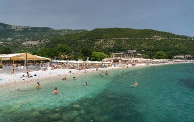 Budva, Karadağ, 19 Haziran 2024 Budva turizm sezonu, turistler sokaklarda, plajlarda, sıcakta, yaz tatillerinde Budva Riviera günlük yaşamında, editör imajında