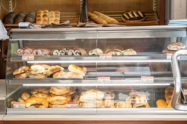 Budva, Karadağ, 19 Haziran 2024 Pastanesi, hamur işi fiyatları. Budva 'da turizm sezonu, sokaklarda yürüyen turistler, plajlar, sıcaklık, Budva Riviera' da yaz tatili günlük yaşam, editoryal imaj