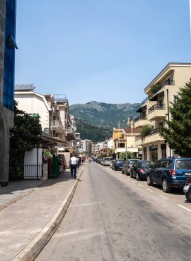 Budva, Karadağ, 19 Haziran 2024 Budva turizm sezonu, turistler sokaklarda, plajlarda, sıcakta, yaz tatillerinde Budva Riviera günlük yaşamında, editör imajında