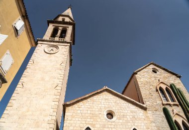 Budva, Karadağ, 19 Haziran 2024 Budva turizm sezonu, turistler sokaklarda, plajlarda, sıcakta, yaz tatillerinde Budva Riviera günlük yaşamında, editör imajında