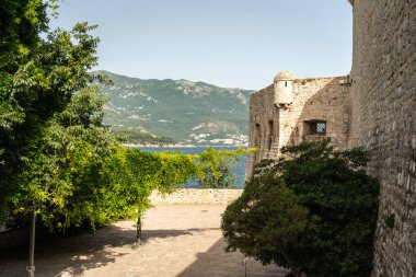 Budva, Karadağ, 19 Haziran 2024 Budva turizm sezonu, eski şehir manzarası, plajlar, sıcak, yaz tatili Budva Riviera günlük yaşamı, editoryal imaj