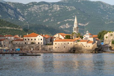 Budva, Karadağ, 19 Haziran 2024 Budva turizm sezonu, eski şehir manzarası, plajlar, sıcak, yaz tatili Budva Riviera günlük yaşamı, editoryal imaj