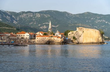 Budva, Karadağ, 19 Haziran 2024 Budva turizm sezonu, eski şehir manzarası, plajlar, sıcak, yaz tatili Budva Riviera günlük yaşamı, editoryal imaj