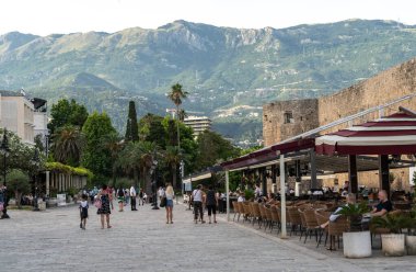 Budva, Karadağ, 19 Haziran 2024 Budva turizm sezonu, eski şehir manzarası, plajlar, sıcak, yaz tatili Budva Riviera günlük yaşamı, editoryal imaj