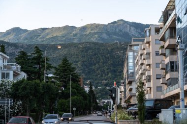 Budva, Karadağ, 19 Haziran 2024 Budva turizm sezonu, turistler sokaklarda, plajlarda, sıcakta, yaz tatillerinde Budva Riviera günlük yaşamında, editör imajında