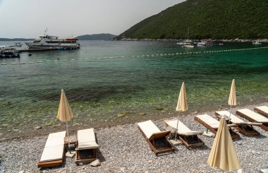 Zanjiç, Karadağ, 20 Haziran 2024 Adriyatik denizi Zanjice Beach, Adriyatik kıyısı, Karadağ manzaraları, Balkan kıyı şeridi yüksek mevsimde, Avrupa turizm editörlüğü imajı