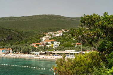 Zanjiç, Karadağ, 20 Haziran 2024 Adriyatik denizi Zanjice Beach, Adriyatik kıyısı, Karadağ manzaraları, Balkan kıyı şeridi yüksek mevsimde, Avrupa turizm editörlüğü imajı