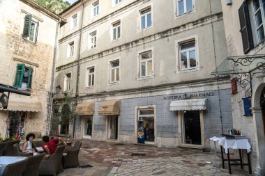 Kotor, Karadağ, 20 Haziran 2024 Akşam Kotor, eski kasaba manzaraları, Balkan kıyı şeridi yüksek mevsimde, turizm sektörü, Avrupa turizmi günlük yayın imajı