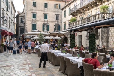 Kotor, Karadağ, 20 Haziran 2024 Akşam Kotor, eski kasaba manzaraları, Balkan kıyı şeridi yüksek mevsimde, turizm sektörü, Avrupa turizmi günlük yayın imajı