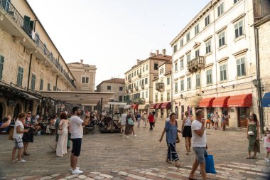 Kotor, Karadağ, 20 Haziran 2024 Akşam Kotor, eski kasaba manzaraları, Balkan kıyı şeridi yüksek mevsimde, turizm sektörü, Avrupa turizmi günlük yayın imajı