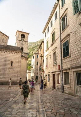 Kotor, Karadağ, 20 Haziran 2024 Akşam Kotor, eski kasaba manzaraları, Balkan kıyı şeridi yüksek mevsimde, turizm sektörü, Avrupa turizmi günlük yayın imajı