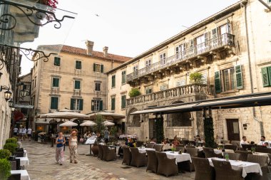 Kotor, Karadağ, 20 Haziran 2024 Akşam Kotor, eski kasaba manzaraları, Balkan kıyı şeridi yüksek mevsimde, turizm sektörü, Avrupa turizmi günlük yayın imajı