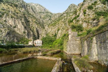 Kotor, Karadağ, 20 Haziran 2024 Akşam Kotor, eski kasaba manzaraları, Balkan kıyı şeridi yüksek mevsimde, turizm sektörü, Avrupa turizmi günlük yayın imajı
