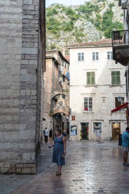 Kotor, Karadağ, 20 Haziran 2024 Akşam Kotor, eski kasaba manzaraları, Balkan kıyı şeridi yüksek mevsimde, turizm sektörü, Avrupa turizmi günlük yayın imajı