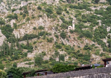 Kotor, Karadağ, 20 Haziran 2024 Akşam Kotor, eski kasaba manzaraları, Balkan kıyı şeridi yüksek mevsimde, turizm sektörü, Avrupa turizmi günlük yayın imajı
