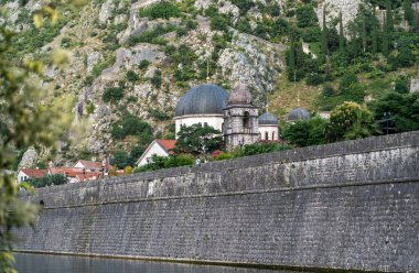 Kotor, Karadağ, 20 Haziran 2024 Akşam Kotor, eski kasaba manzaraları, Balkan kıyı şeridi yüksek mevsimde, turizm sektörü, Avrupa turizmi günlük yayın imajı