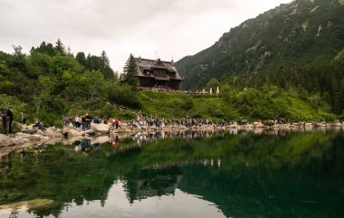 Zakopane, Polonya, 13 Ağustos 2022 Alpine Gölü manzarası, Morskie Oko veya Sea Eye Tatra ulusal parkının yüksek Tatras dağında, Polonya, yaz manzarası, editoryal görüntü