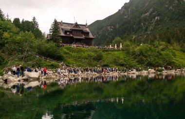 Zakopane, Polonya, 13 Ağustos 2022 Alpine Gölü manzarası, Morskie Oko veya Sea Eye Tatra ulusal parkının yüksek Tatras dağında, Polonya, yaz manzarası, editoryal görüntü