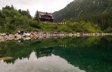 Zakopane, Polonya, 13 Ağustos 2022 Alpine Gölü manzarası, Morskie Oko veya Sea Eye Tatra ulusal parkının yüksek Tatras dağında, Polonya, yaz manzarası, editoryal görüntü