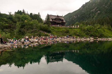 Zakopane, Polonya, 13 Ağustos 2022 Alpine Gölü manzarası, Morskie Oko veya Sea Eye Tatra ulusal parkının yüksek Tatras dağında, Polonya, yaz manzarası, editoryal görüntü