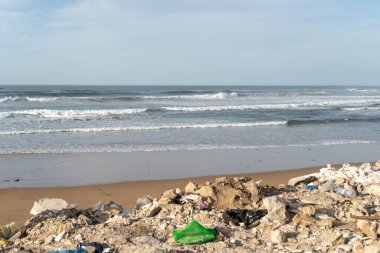 Essaouira, Fas - Ocak 2024: Essaouira Sahili, Fas Çöplüğü, Essaouira 'nın Kirli Sahili, Birçok Plastik Şişe, Editörel Görüntü