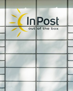 Varşova, Polonya, 26 Eylül, 2023 InPost dolap markası, modern dağıtım sistemi, organize kompartımanlar, Post 'ta açık hava ayarı, editoryal görüntü