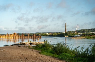 Kaunas, Litvanya, 27 Ağustos 2024 Neris ve Neman Nehri suyu Kaunas 'taki Santakos parkında.