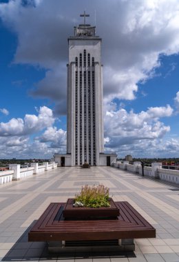 Kaunas, Litvanya, 27 Ağustos 2024 Kaunas 'taki İsa' nın Dirilişi Kilisesi, beyaz tarihi mimari, Roma Katolik kilisesi, editoryal görüntü.