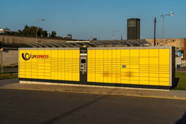Palanga, Litvanya, 28 Ağustos 2024 Litvanya paket dolabı, bir kutu LPEXpresSS marka, LP Express modern dağıtım sistemi, organize kompartımanlar, açık hava ayarı, editoryal görüntü
