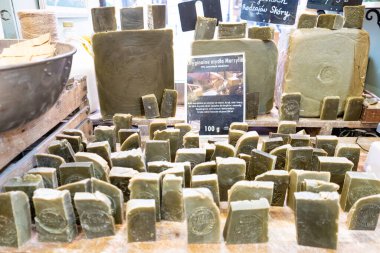 Varşova, Polonya, 10 Temmuz 2024: Çeşitli şekil ve kokularda renkli sabunlar, Marsilya Marsilya, Etiket Des Sens mağazası, editoryal görüntü