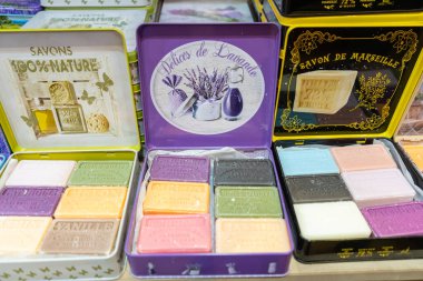 Varşova, Polonya, 10 Temmuz 2024: Çeşitli şekil ve kokularda renkli sabunlar, Marsilya Marsilya, Etiket Des Sens mağazası, editoryal görüntü