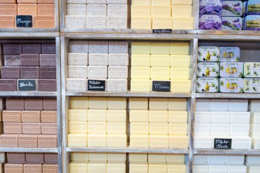 Varşova, Polonya, 10 Temmuz 2024: Çeşitli şekil ve kokularda renkli sabunlar, Marsilya Marsilya, Etiket Des Sens mağazası, editoryal görüntü