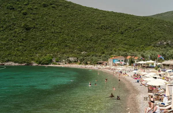 Zanjiç, Karadağ, 20 Haziran 2024 Adriyatik denizi Zanjice Beach, Adriyatik kıyısı, Karadağ manzaraları, Balkan kıyı şeridi yüksek mevsimde, Avrupa turizm editörlüğü imajı