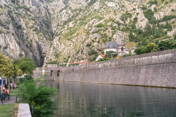 Kotor, Karadağ, 20 Haziran 2024 Akşam Kotor, eski kasaba manzaraları, Balkan kıyı şeridi yüksek mevsimde, turizm sektörü, Avrupa turizmi günlük yayın imajı