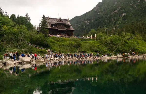 Zakopane, Polonya, 13 Ağustos 2022 Alpine Gölü manzarası, Morskie Oko veya Sea Eye Tatra ulusal parkının yüksek Tatras dağında, Polonya, yaz manzarası, editoryal görüntü