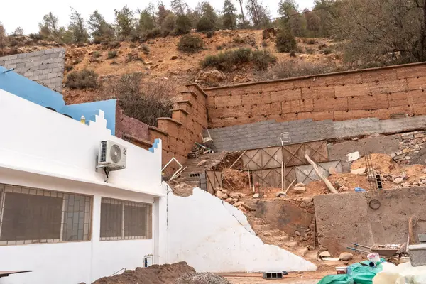 Marakeş, Fas, 10 Ocak 2024 Deprem sonrası dağlardaki hasarlı Fas evi, çatlak duvarlar, açık toprak, geçici onarım, doğal afet etkisi, kırsal alan, editoryal görüntü