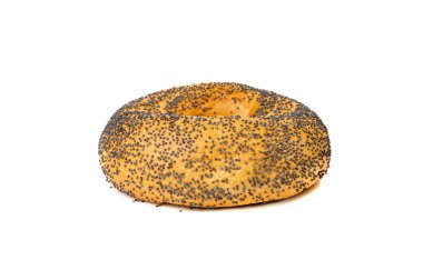 Haşhaş tohumlu simit izole edilmiş, ekmekli çörek, kahvaltıda haşhaşlı buğday ekmeği fırını, beyaz arka planda sade yuvarlak simit ekmeği.