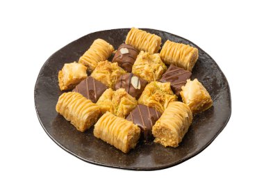 İzole edilmiş Baklava, Küçük Ramazan Tatlısı, Doğu Tatlı Filo Pastaları Seti, Türk Balı Baklawa, Geleneksel Doğu Çölü, Beyaz Arkaplanda Küçük Baklava Parçaları
