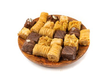 İzole edilmiş Baklava, Küçük Ramazan Tatlısı, Doğu Tatlı Filo Pastaları Seti, Türk Balı Baklawa, Geleneksel Doğu Çölü, Beyaz Arkaplanda Küçük Baklava Parçaları