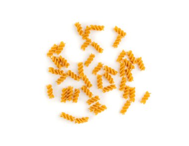 Çiğ kahverengi makarna, kepekli fusilli istifi, tam tahıllı erişte, çiğ hamurlu makarna, sağlıklı İtalya yemeği, organik yemek, beyaz arka planda kepekli sarımsaklı makarna.
