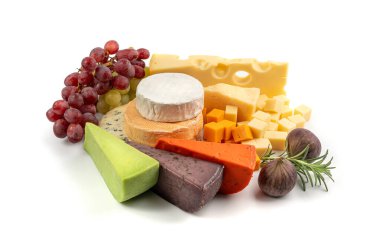Peynir tabağı çeşitliliği, sarı, beyaz ve mavi gorgonzola tabağı, Munster, dört peynirli pano, çeşitli doğranmış süt ürünleri, beyaz arka planda bir sürü kokuşmuş Fransız peyniri