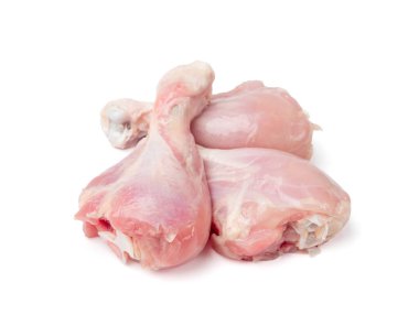 Çiğ tavuk budu, pişmemiş tavuk budu, taze tavuk eti, beyaz arka planda taze tavuk budu.