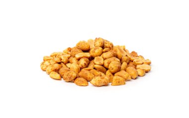 Baharatlı fıstıklar soyutlanmış, Heng Jeera bezelye fıstığı karışımı, Hint çerezi, kavrulmuş tuzlu çerez, kuru çıtır tohum, beyaz arka planda baharatlı çili fıstığı.