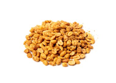 Baharatlı fıstıklar soyutlanmış, Heng Jeera bezelye fıstığı karışımı, Hint çerezi, kavrulmuş tuzlu çerez, kuru çıtır tohum, beyaz arka planda baharatlı çili fıstığı.