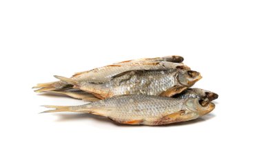 Kuru hamamböceği, izole edilmiş tuzlu balık, kurutulmuş yakut, kurutulmuş vobla, taranka birası aperatifi, tuzlanmış ve kurutulmuş balık, hazır hamamböceği deniz ürünleri, beyaz arka planda hamamböceği sazanı