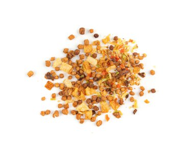 Kurutulmuş sebzeler havuç, soğan, yaban havucu ve soya etiyle karıştırılır. Çıtır gevrek, sebze proteini, susuz bırakılmış çeşitli yiyecek parçaları beyaz arka planda hazır erişte koleksiyonu.