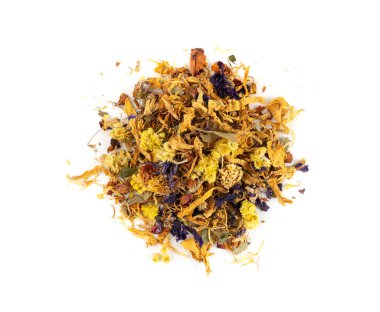 Kurutulmuş yenilebilir çiçek karışımı, Helichrysum arenaryum yığını, cüce yaprakları, beyaz arka planda izole edilmiş tıbbi bitki çayı yığını.