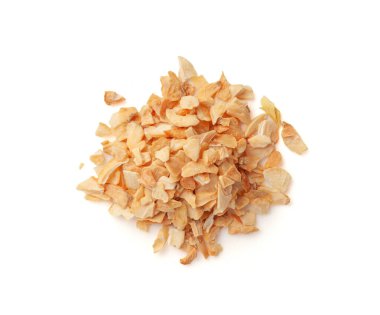 Kuru sarımsak dilimleri izole edilmiş, çıtır çıtır çıtır karanfiller yakın çekim, ızgara sarımsak gevreği, karanfil grubu beyaz arka plan üst görünümü