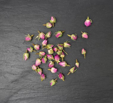 Kuru Gül Tomurcukları, Pembe Çiçek Çayı için Gül Yaprakları, Kurumuş Pers Gülleri, Siyah Taş Tabaka Arkaplanındaki Gül Tomurcukları